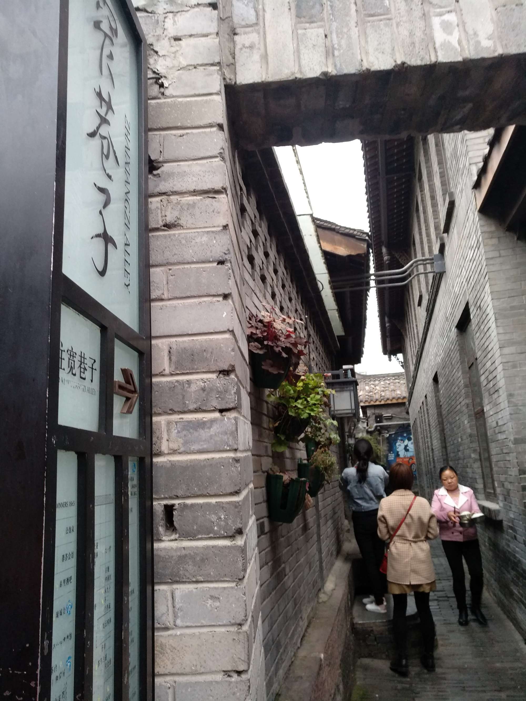 什么地方的路最窄_在路窄的地方怎么开车_窄小的路