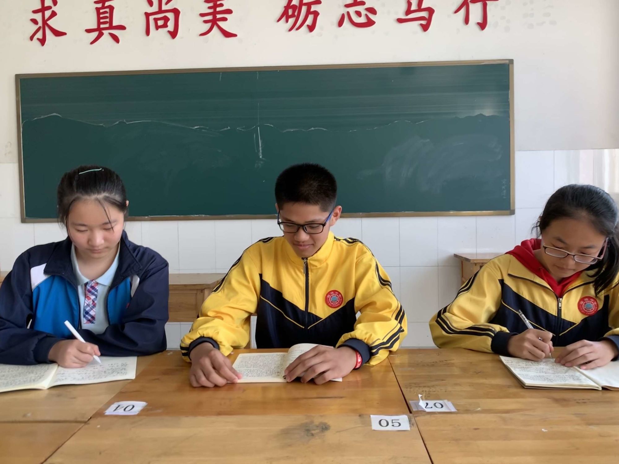 心理团体放松游戏_团体心理游戏——背背佳游戏_大学心理拓展团体游戏