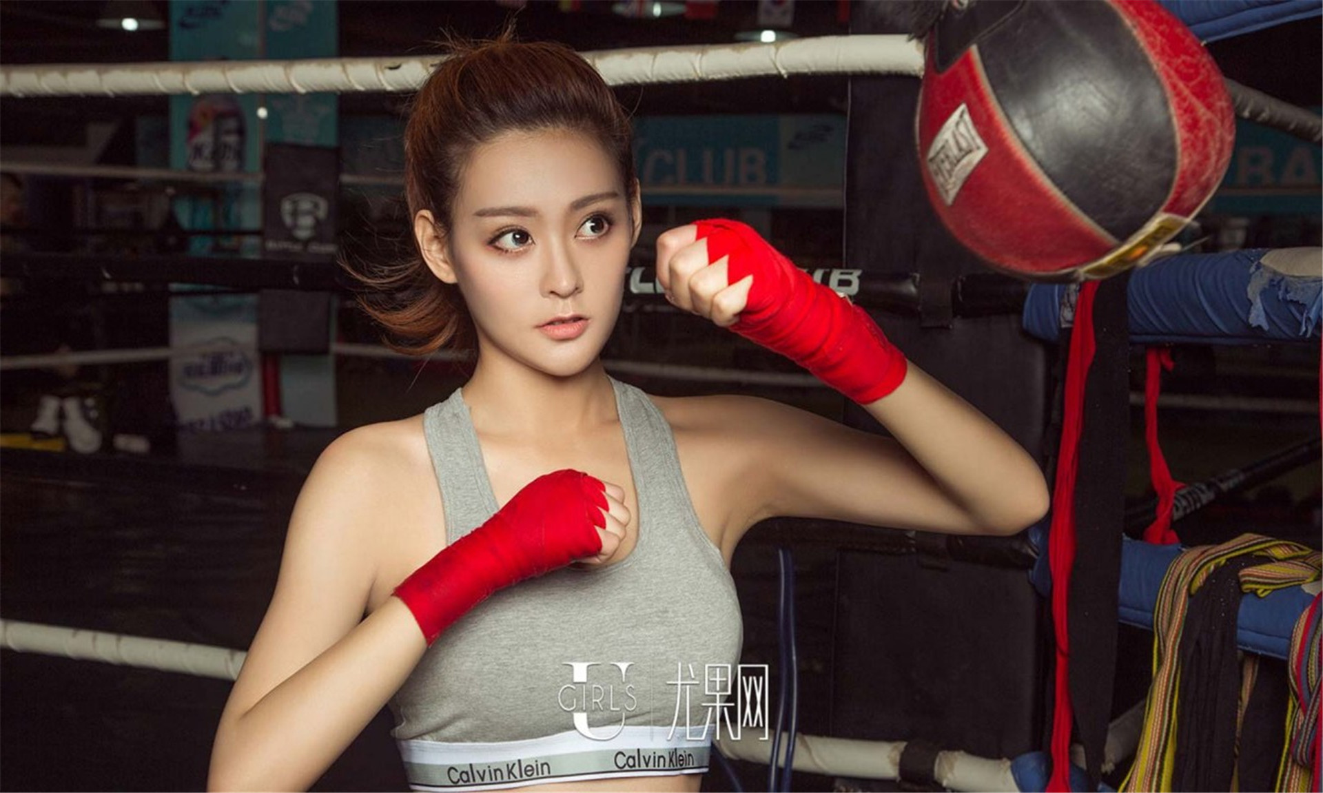 撕衣服游戏无内衣内裤_真人撕光她的衣服游戏_性感美眉撕衣服游戏