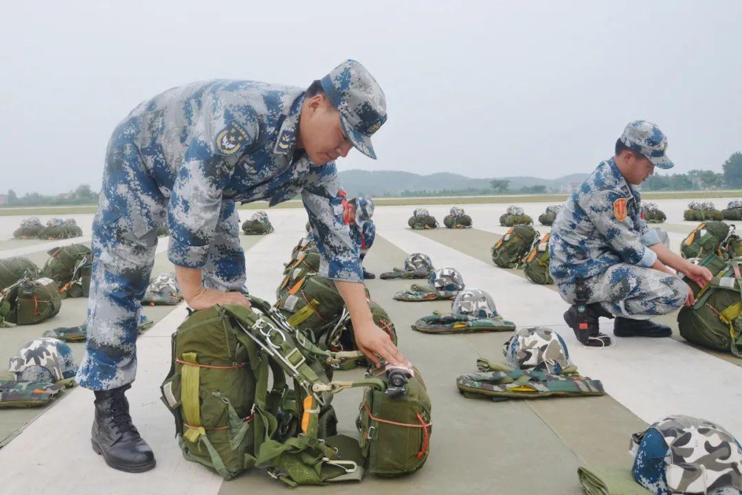 百人跳伞的吃鸡小游戏_一款跳伞枪战游戏叫什么_百人跳伞生存枪战游戏