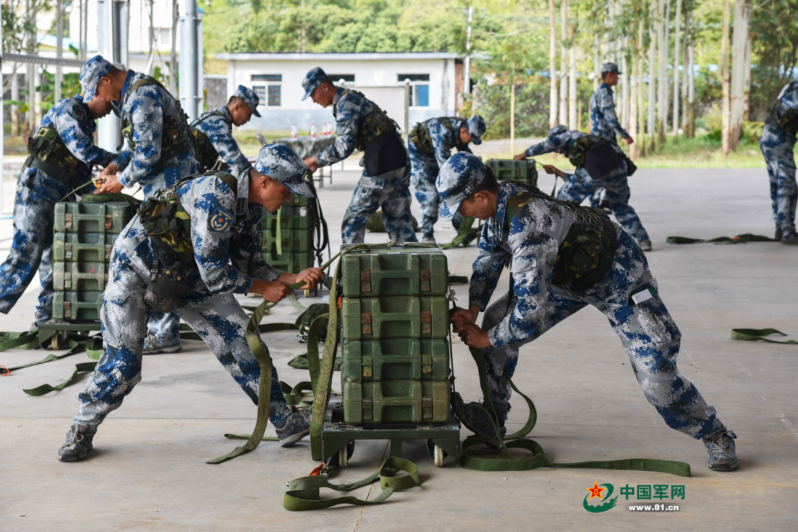 百人跳伞生存枪战游戏_一款跳伞枪战游戏叫什么_百人跳伞的吃鸡小游戏