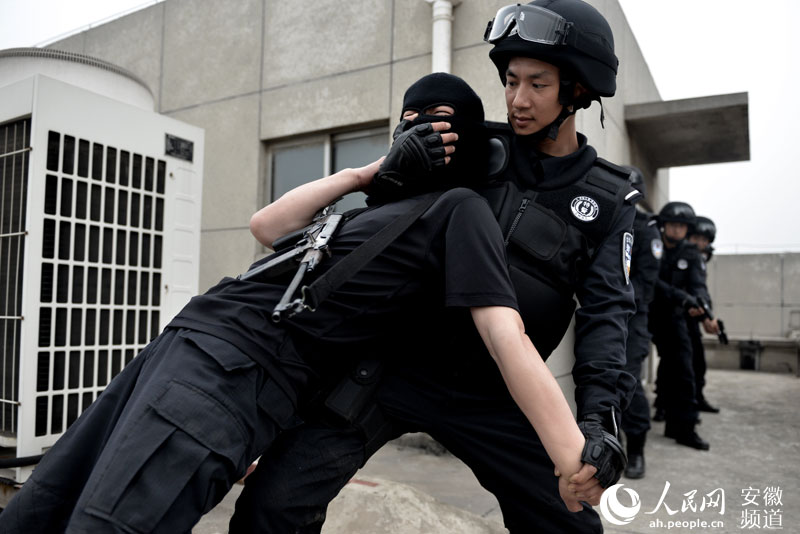 特警反恐突击队无限金币版_手机版特警反恐游戏下载_反恐特警队下载下载