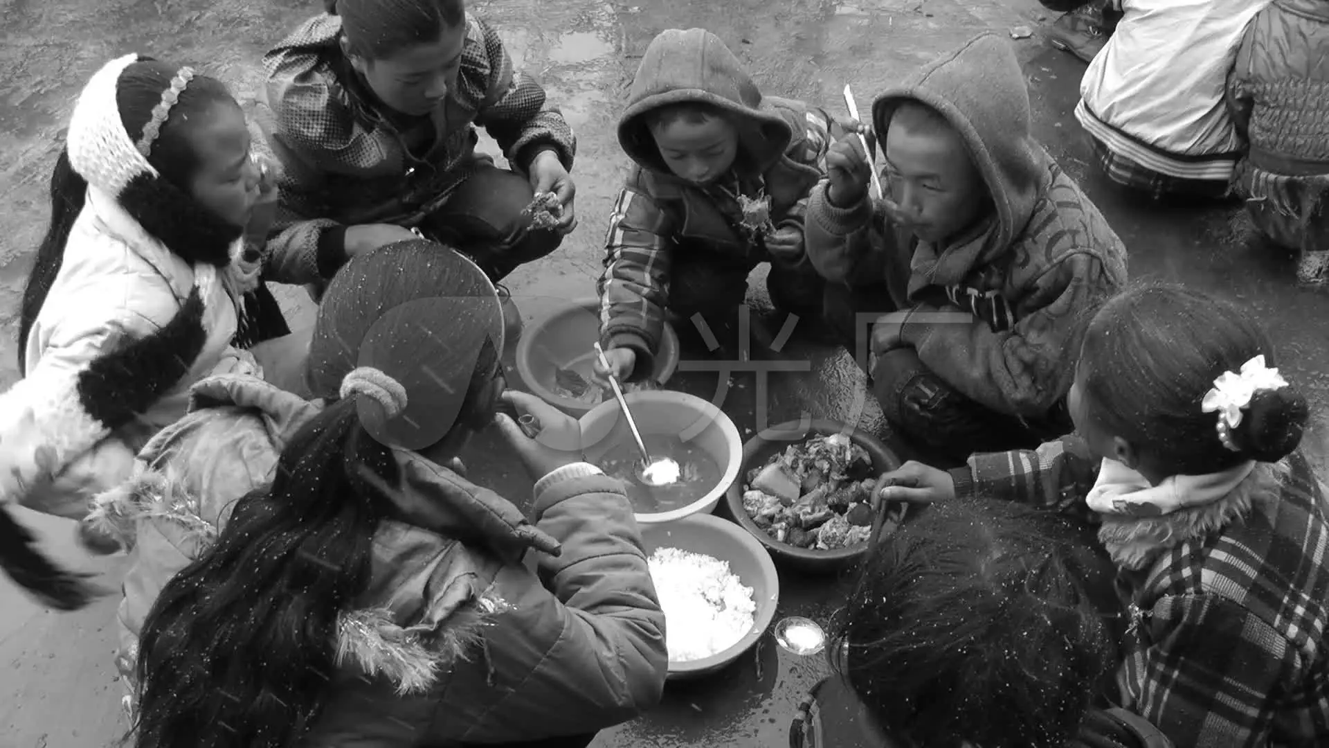 贫困儿童手机游戏视频_贫困儿童手机游戏视频_贫困儿童手机游戏视频