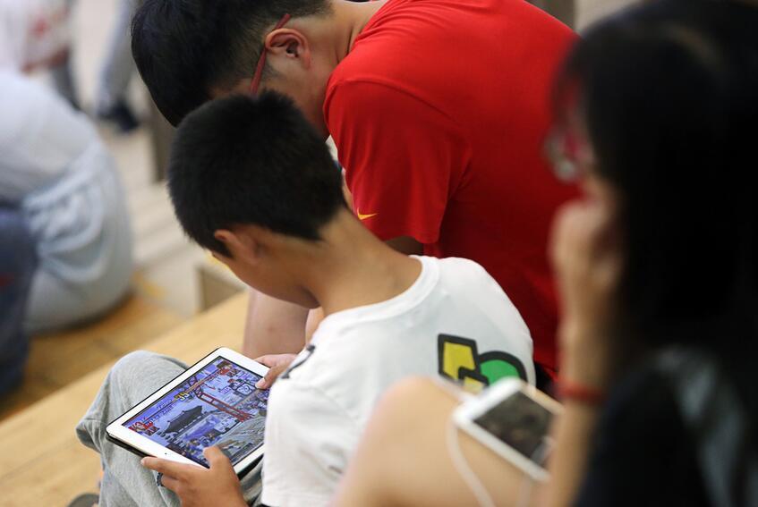 小孩玩手机游戏可以打游戏吗_三岁可以玩手机游戏吗小孩_小孩玩手机游戏可以被办信用卡