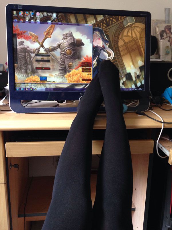 女生拿着手机的情头_女生拿着手机的头像_女生打游戏拿手机姿势图
