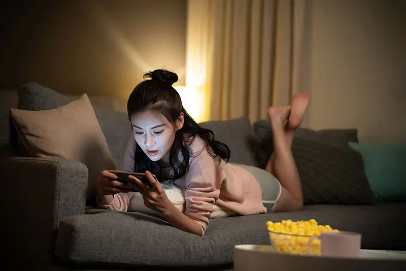 女生用游戏手机_女孩子玩手机游戏_十岁女孩用手机玩游戏
