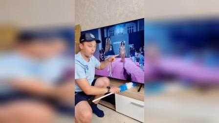 女生打游戏手机_女生玩的搞笑手机游戏视频_视频搞笑女生玩手机游戏